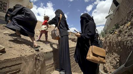Menschen verlassen einen Tunnel, nachdem ein Bombenangriff vorüber ist. Nun setzt Saudi-Arabien mit seinen Alliierten auch Bodentruppen im Jemen ein. 