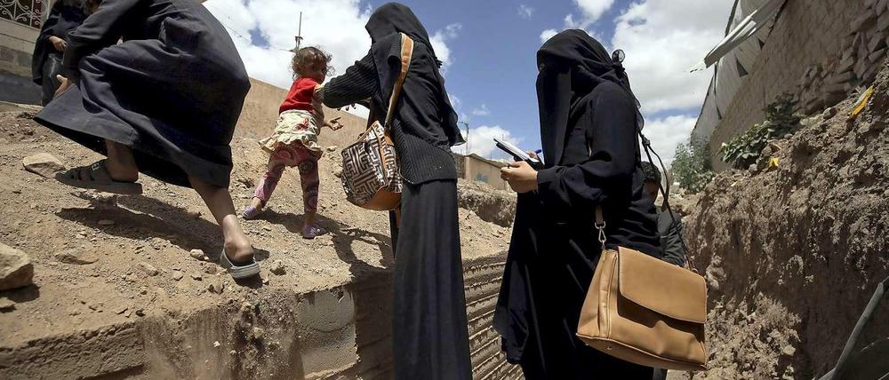 Menschen verlassen einen Tunnel, nachdem ein Bombenangriff vorüber ist. Nun setzt Saudi-Arabien mit seinen Alliierten auch Bodentruppen im Jemen ein. 