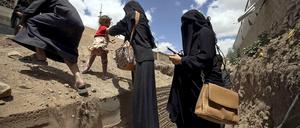 Menschen verlassen einen Tunnel, nachdem ein Bombenangriff vorüber ist. Nun setzt Saudi-Arabien mit seinen Alliierten auch Bodentruppen im Jemen ein. 