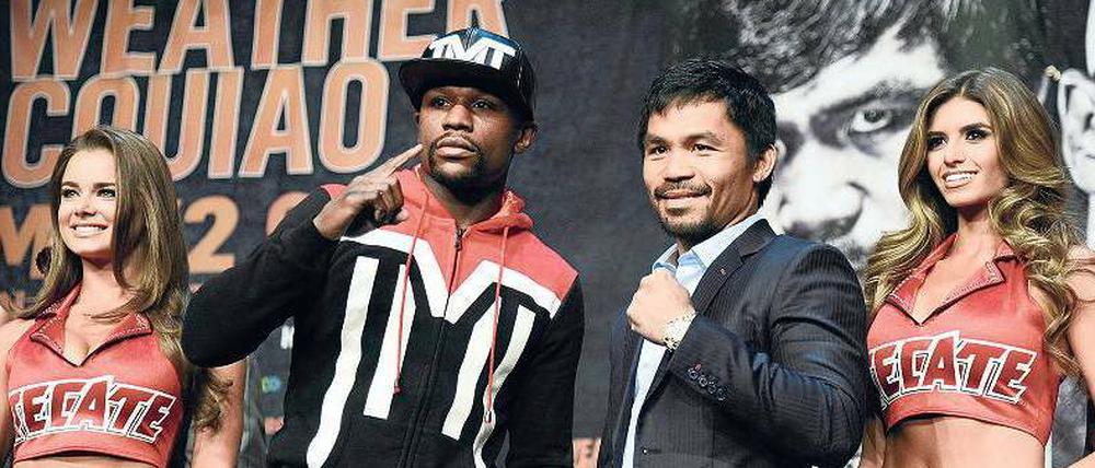 Volles Brimborium. Die beiden Damen auf dem Bild boxen nicht, sondern die Herren in der Mitte: Mayweather (l.) und Pacquiao. 