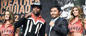 Volles Brimborium. Die beiden Damen auf dem Bild boxen nicht, sondern die Herren in der Mitte: Mayweather (l.) und Pacquiao.