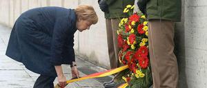 Bundeskanzlerin Angela Merkel legt am 3. Mai 2015 im Konzentrationslager Dachau einen Kranz nieder.