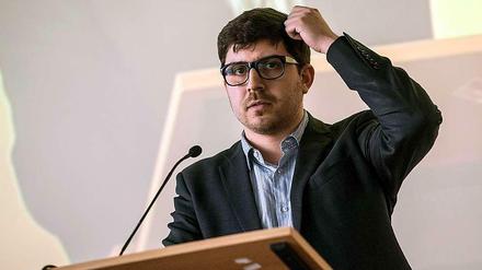 Christopher Lauer, der seit April festangestellter Netz-Berater des Springer-Verlages ist und als parteiloser Abgeordneter Mitglied der Piratenfraktion, verteidigt das Leistungsschutzrecht.