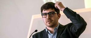 Christopher Lauer, der seit April festangestellter Netz-Berater des Springer-Verlages ist und als parteiloser Abgeordneter Mitglied der Piratenfraktion, verteidigt das Leistungsschutzrecht.