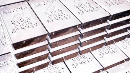 Wie Gold lässt sich auch Silber in Barrenform kaufen.