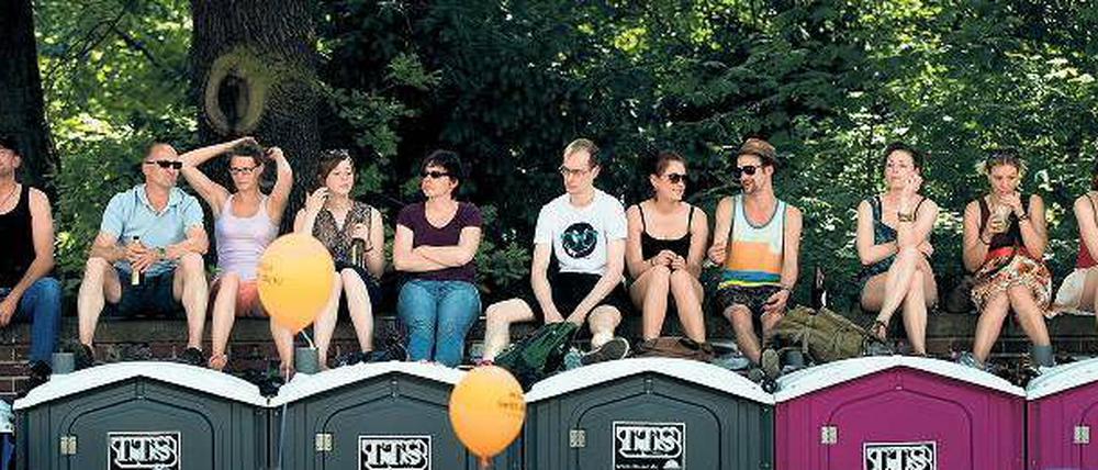Unverrichtet. Mangelnde Sicherheit, ausreichend Toiletten und Trinkwasser für die Gruppen, darum hatte es vor dem Karneval der Kulturen Streit gegeben. 