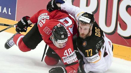 Nicht schön, aber selten. Deutschlands Nikolai Goc (r.) im Duell mit Matthias Bieber