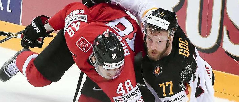 Nicht schön, aber selten. Deutschlands Nikolai Goc (r.) im Duell mit Matthias Bieber