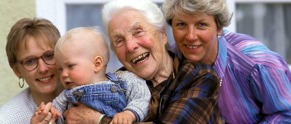 Vier Generationen vereint - wohl so manche moderne Mutter fragt sich: Wie haben unsere Großeltern unter erschwerten äußeren Bedingungen die "Familie zusammengehalten"?