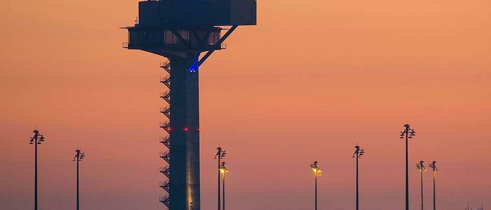 Der Himmel spielt farbenprächtig mit und eine Start- und Landebahn wird auch schon benutzt: Der BER will raus aus den Negativschlagzeilen.
