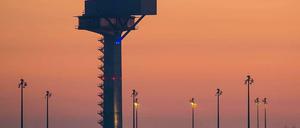 Der Himmel spielt farbenprächtig mit und eine Start- und Landebahn wird auch schon benutzt: Der BER will raus aus den Negativschlagzeilen.