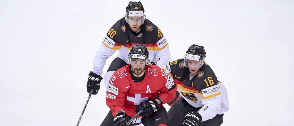 Alles nicht einfach. Michael Wolf (r.) im Spiel gegen die Schweiz.