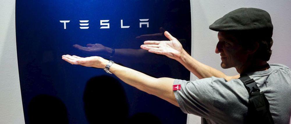Haustechnik als Statussymbol – bei der Präsentation posierten Besucher mit der Batterie an der Wand