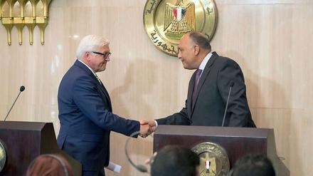 Bundesaußenminister Frank-Walter Steinmeier und Ägyptens Außenminister Samih Schukri geben sich bei einer Pressekonferenz in Kairo die Hand.