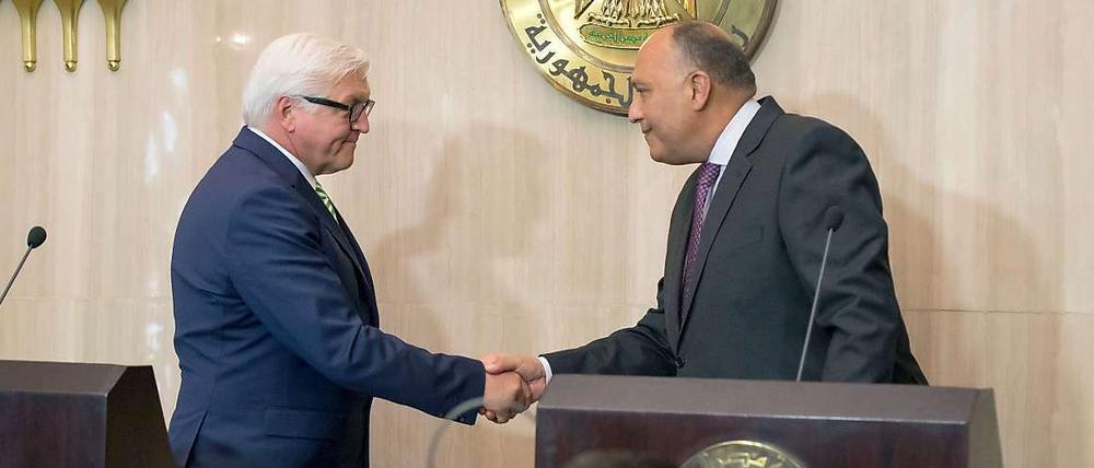 Bundesaußenminister Frank-Walter Steinmeier und Ägyptens Außenminister Samih Schukri geben sich bei einer Pressekonferenz in Kairo die Hand.