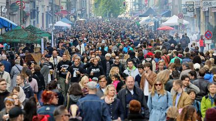 Viele Menschen, die viel essen und trinken, machen viel Müll. So auch am Myfest am 1. Mai 2015 in Kreuzberg.