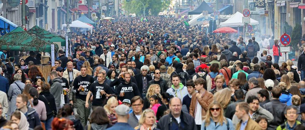 Viele Menschen, die viel essen und trinken, machen viel Müll. So auch am Myfest am 1. Mai 2015 in Kreuzberg.