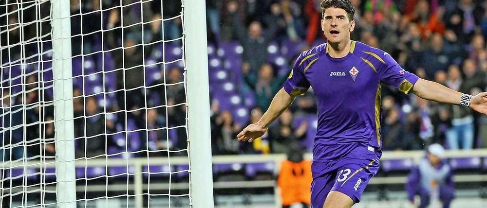 Das lief richtig gut. Mario Gomez bejubelt sein Tor zum 1:0 im Viertelfinal-Rückspiel gegen Dynamo Kiew. Am Ende siegte Florenz 2:0 gegen die Ukrainer.