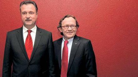 Gute Miene, böses Spiel. Der Tarifstreit zwischen GDL-Chef Claus Weselsky (links) und Bahn-Personalvorstand Ulrich Weber ruft mittlerweile auch die Politik auf den Plan. (Archivbild 2014)