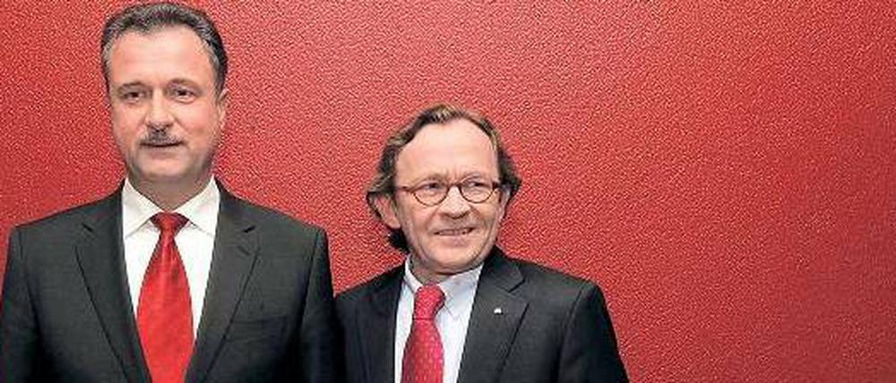 Gute Miene, böses Spiel. Der Tarifstreit zwischen GDL-Chef Claus Weselsky (links) und Bahn-Personalvorstand Ulrich Weber ruft mittlerweile auch die Politik auf den Plan. (Archivbild 2014)