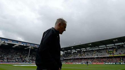 Blick nach unten: Gegen den Hamburger SV steht die Mannschaft von Trainer Christian Streich unter Erfolgsdruck.