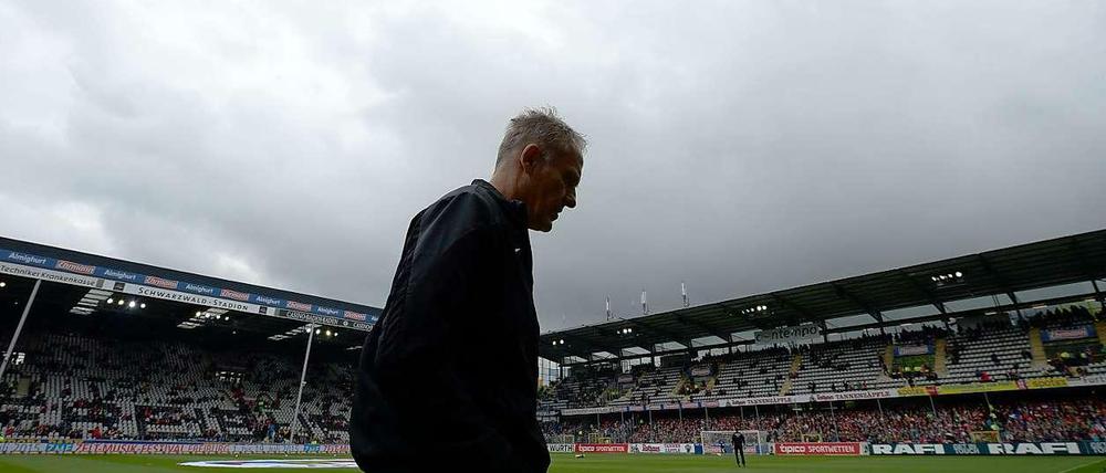 Blick nach unten: Gegen den Hamburger SV steht die Mannschaft von Trainer Christian Streich unter Erfolgsdruck.
