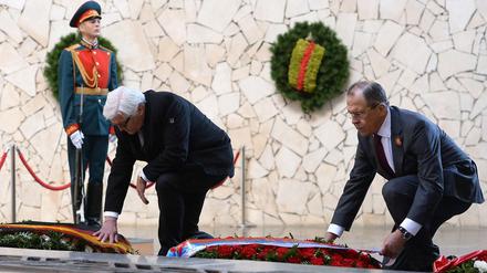Kranzniederlegung am zentralen russischen Mahnmal auf dem Mamajew-Hügel bei Wolgograd: Bundesaußenminister Steinmeier (links) und sein russischer Amtskollege Lawrow.