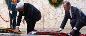 Kranzniederlegung am zentralen russischen Mahnmal auf dem Mamajew-Hügel bei Wolgograd: Bundesaußenminister Steinmeier (links) und sein russischer Amtskollege Lawrow.