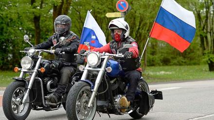 Putins böse Buben, immer mit Fahne im Gepäck.