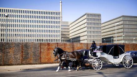 Das Problem begann mit einer Kutsche: Weil er selbst technisch noch im Kutschenzeitalter war, war der BND auf die Zusammenarbeit mit der NSA angewiesen. Das Bild zeigt die BND-Baustelle in Berlin.