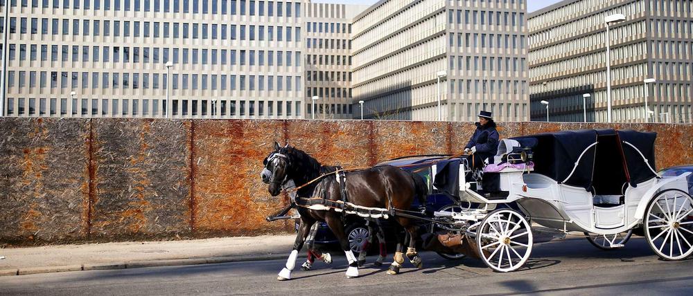 Das Problem begann mit einer Kutsche: Weil er selbst technisch noch im Kutschenzeitalter war, war der BND auf die Zusammenarbeit mit der NSA angewiesen. Das Bild zeigt die BND-Baustelle in Berlin.