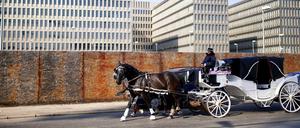 Das Problem begann mit einer Kutsche: Weil er selbst technisch noch im Kutschenzeitalter war, war der BND auf die Zusammenarbeit mit der NSA angewiesen. Das Bild zeigt die BND-Baustelle in Berlin.