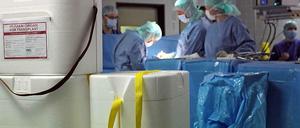 Blick in den OP: Einem Toten werden Spenderorgane entnommen. 