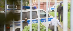 Dienstwagen der Bundespolizei beim Bundesgerichtshof nach der Razzia gegen die "Oldschool Society"