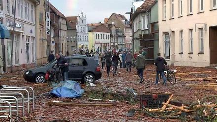 Abgedeckte Dächer und Verwüstung in Bützow.