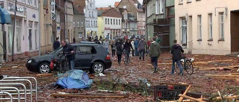 Abgedeckte Dächer und Verwüstung in Bützow.
