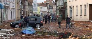 Abgedeckte Dächer und Verwüstung in Bützow.