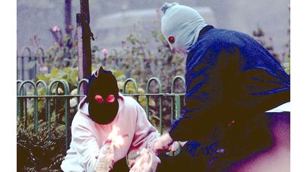 IRA-Kämpfer bereiten einen Molotow-Cocktail vor. (Archivbild)