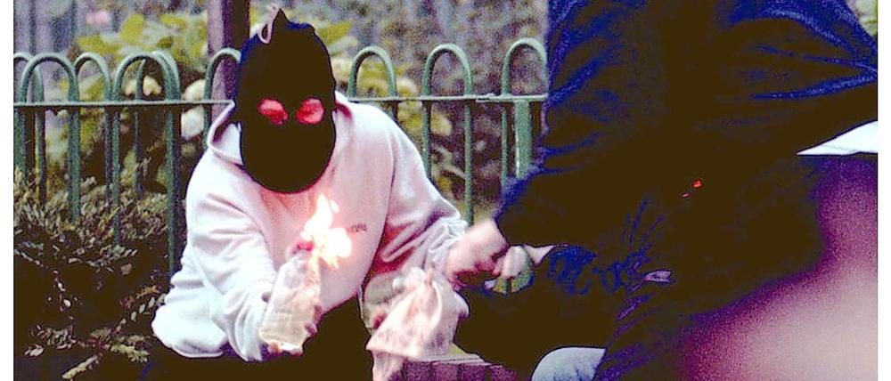 IRA-Kämpfer bereiten einen Molotow-Cocktail vor. (Archivbild)