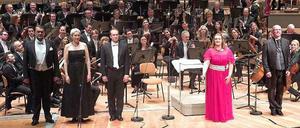 Schlussapplaus in der Philharmonie mit Regine Hangler (in rotem Kleid) als Daphne.