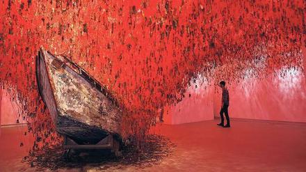 "The Key in the Hand", eine Installation der in Berlin lebenden Künstlerin Chiharu Shiota im japanischen Pavillon.