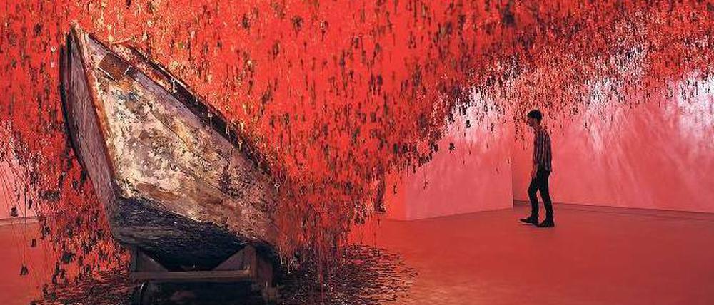 "The Key in the Hand", eine Installation der in Berlin lebenden Künstlerin Chiharu Shiota im japanischen Pavillon.