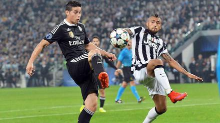 Beine hoch. James Rodriguez versucht, an Juves Arturo Vidal vorbeizukommen.