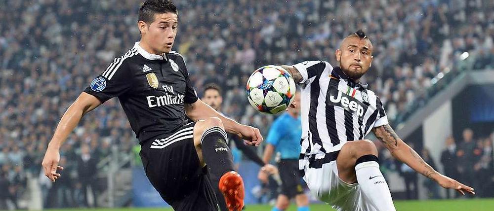 Beine hoch. James Rodriguez versucht, an Juves Arturo Vidal vorbeizukommen.