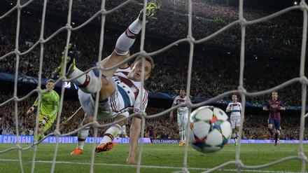 Im freien Fall. Rafinha konnte mit dem FC Bayern die wichtigen Spiele zuletzt nicht mehr gewinnen. 