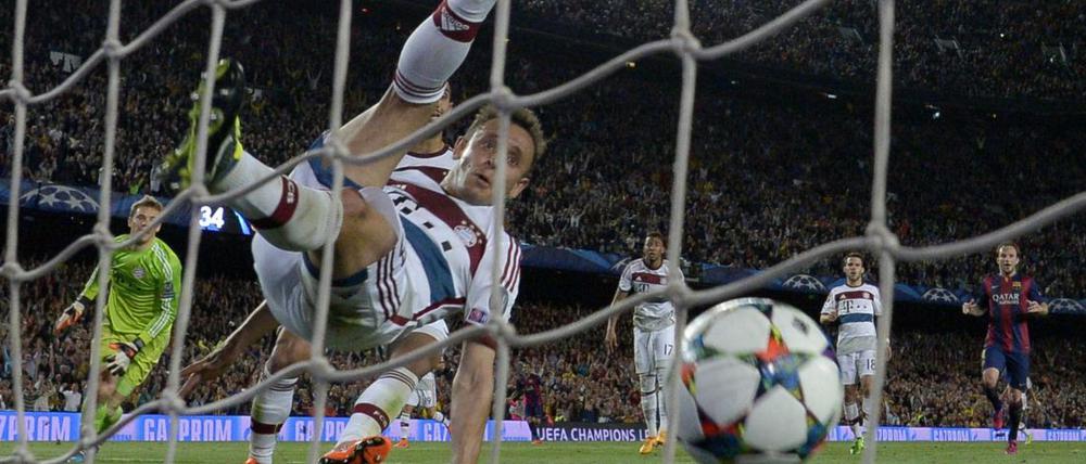 Im freien Fall. Rafinha konnte mit dem FC Bayern die wichtigen Spiele zuletzt nicht mehr gewinnen. 