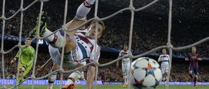 Im freien Fall. Rafinha konnte mit dem FC Bayern die wichtigen Spiele zuletzt nicht mehr gewinnen. 