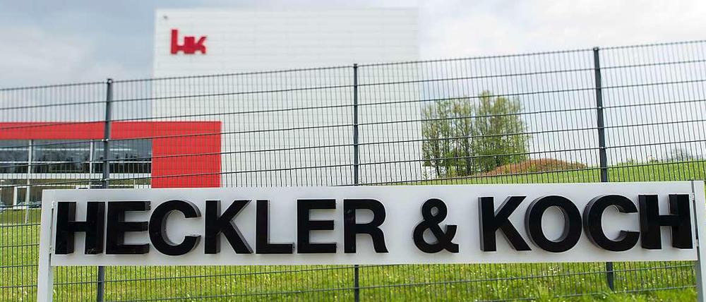 Das Logo des Waffenproduzenten Heckler & Koch am Stammsitz des Unternehmens in Oberndorf (Baden-Württemberg).