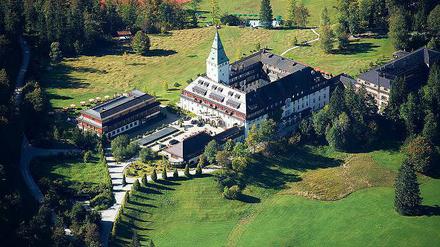 Idyll im Landschaftsschutzgebiet. Schloss Elmau liegt versteckt, und ist – fürs Ereignis – gut abzuriegeln. 