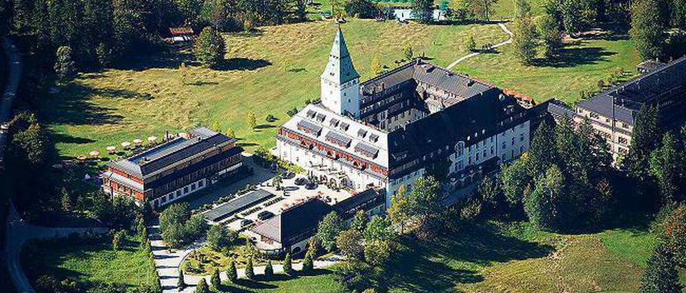Idyll im Landschaftsschutzgebiet. Schloss Elmau liegt versteckt, und ist – fürs Ereignis – gut abzuriegeln.